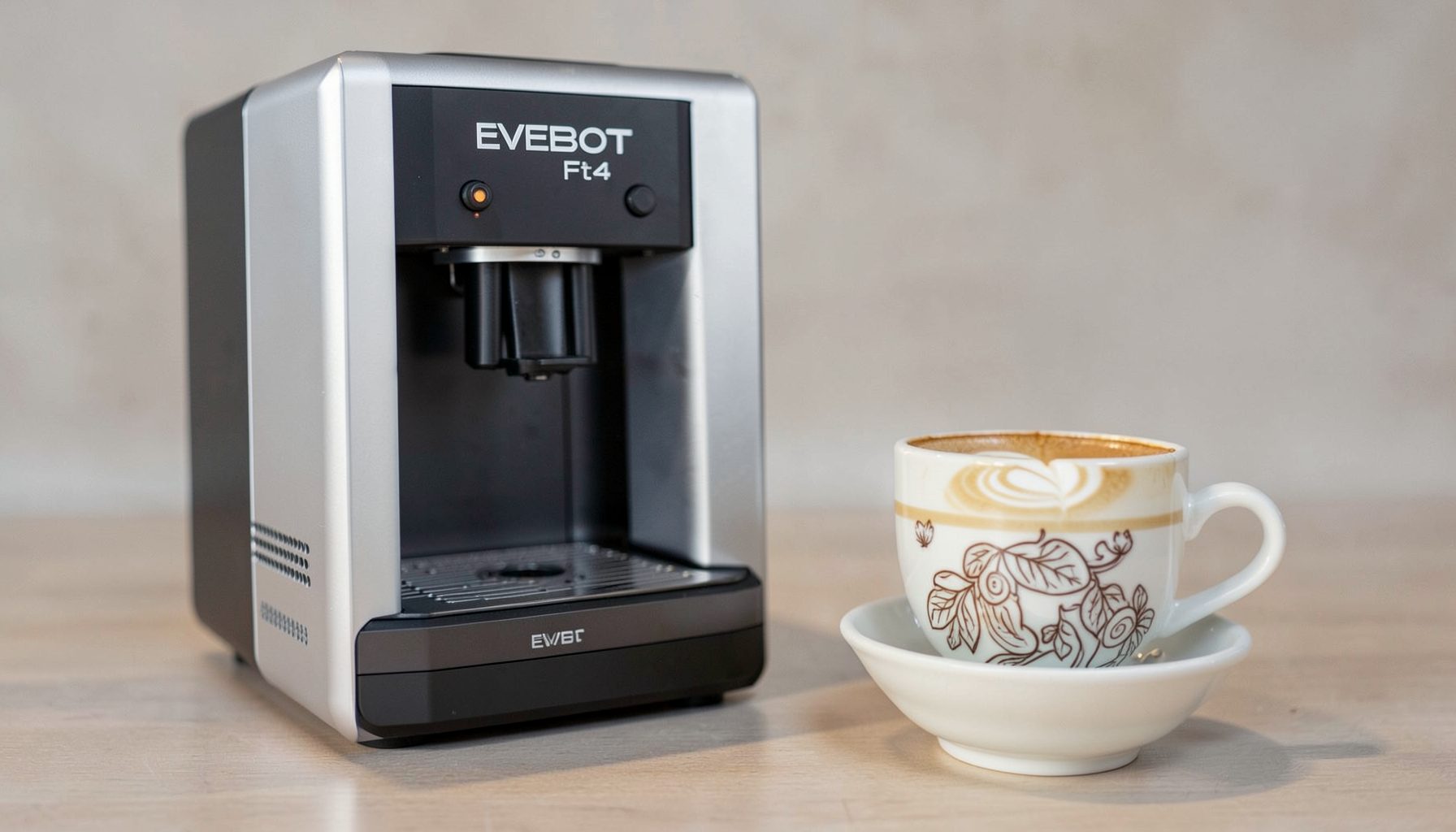 Пищевой принтер EVEBOT Ft4 в современном корпусе, установлен рядом с чашкой латте с напечатанным рисунком